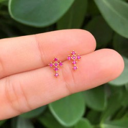 Aretes Cruz Magenta Chapa de Oro AZ318