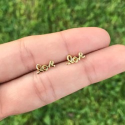 Aretes Love Chapa de Oro de 18K  Az54