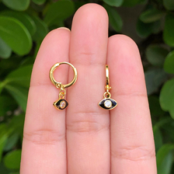 Aretes Arracada Ojo Negro Chapa de Oro AZ55